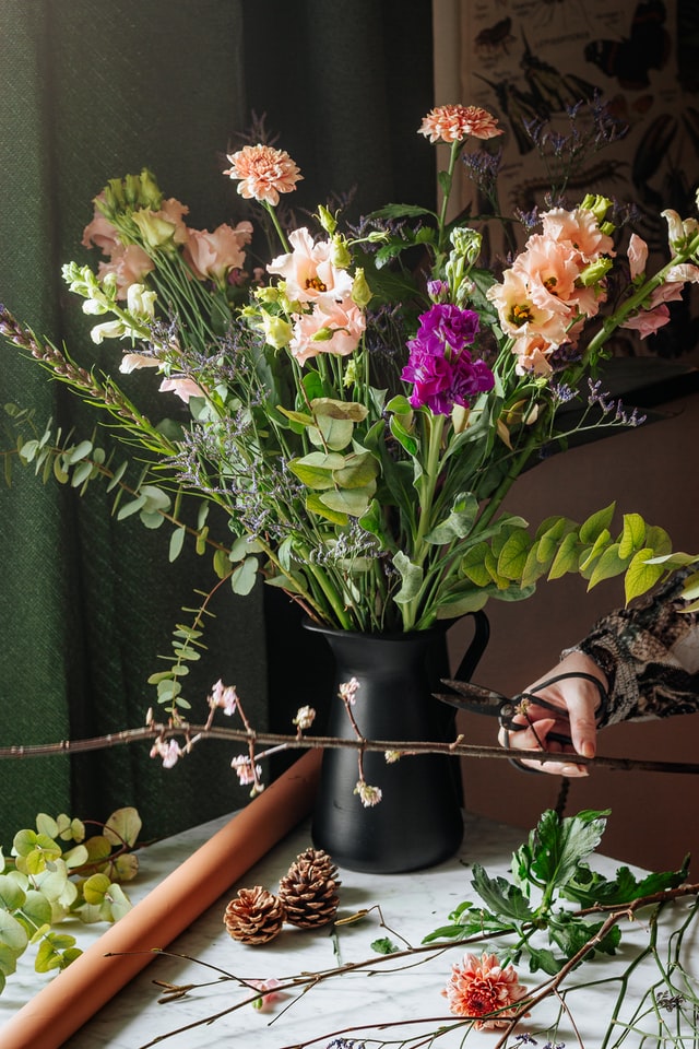 How to arrange cut flowers for your home? 